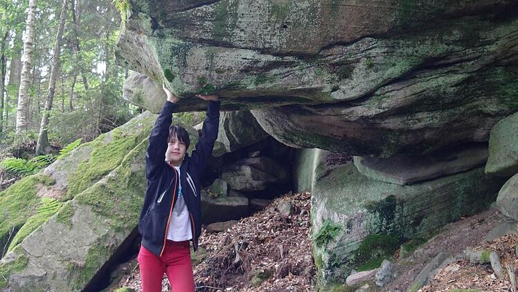 Wer könnte den Koloss schon aufhalten? Fabian versucht es für den Fotografen. Foto: Stephanie Elm