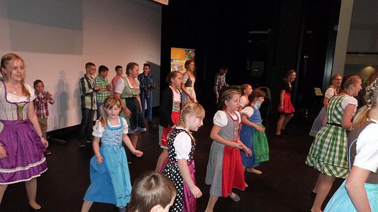 Tänzerisch ging es zu bei den Verleihungen. Foto: Werner Reißaus