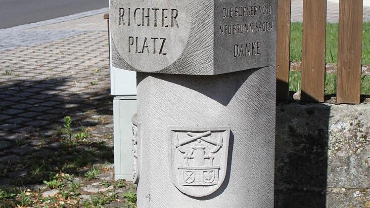 Erfolgreich hat Neubrunn in der Gemeinde Kirchlauter die Dorferneuerung bewältigt. Vieles wurde geschaffen. Zum Dank setzten die Neubrunner einen Stein und dem früheren Chef des Amtes für ländliche Entwicklung, Rolf Richter, gleich ein Denkmal.  Foto: Günther Geiling