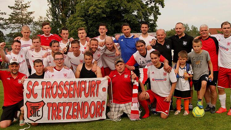 Der SC Trossenfurt-Tretzendorf feiert den Aufstieg in die Fußball-Kreisklasse Schweinfurt. Hier die erfolgreiche Mannschaft, vordere Reihe von links: Abteilungsleiter Peter Jeftic, Christian Hornung, Sven Schwaten, Benjamin Oppelt, Jürgen Klein und Bastian Hopp, mittlere Reihe von links: Alex Scharting, Matthias Hoh, Trainer Uli Loeper, Marc Klinnert, Christian Fritzmann, Manuel Herbst und Otmar Schäder, hintere Reihe von links: Max Eck, Jens Stühler, Mike Hubert, Lukas Albert, Fabian Gube, M...