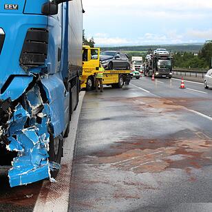 Mercedes gerät bei Starkregen ins Schleudern - Fahrer touchiert zwei Lkws