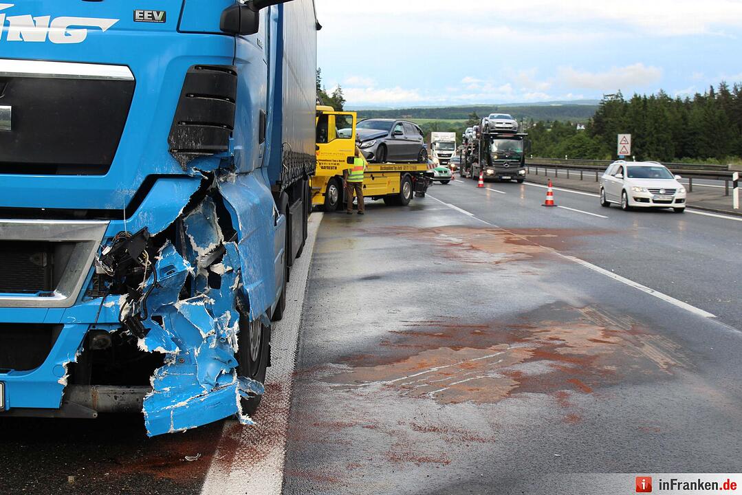 Mercedes gerät bei Starkregen ins Schleudern - Fahrer touchiert zwei Lkws