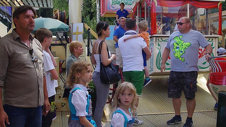 Besitzer Michael Burghard (links) ist stolz auf sein Riesenrad. Foto: Heike Schülein