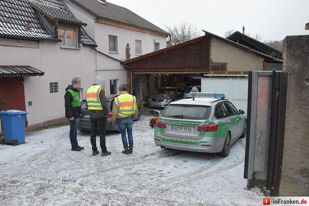 Mann findet angeschossene Familienangehörige in Wohnung bei Arnstein