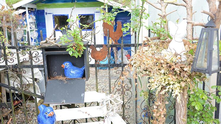 Kreativ im Garten: Rosemarie Hübner aus Katschenreuth verwirklicht in ihrer grünen Oase ihre Ideen und findet dabei Ruhe und Entspannung. Foto: Dagmar Besand