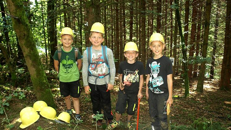 Oskar (2.v.re) und seine Freunde waren mit Eifer beim Holzsägen dabei, natürlich mit der entsprechenden Ausrüstung. Foto: Susanne Deuerling