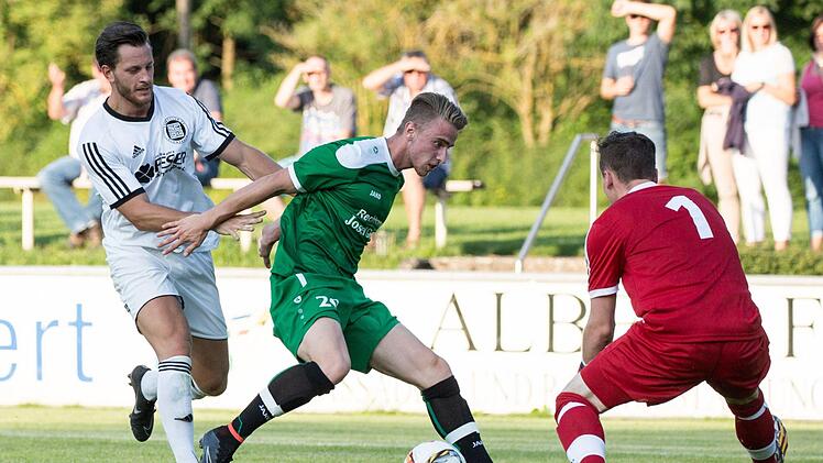 Szene vom Landesliga-Spiel SV Friesen - SC 04 Schwabach Foto: Heinrich Wei&szlig;