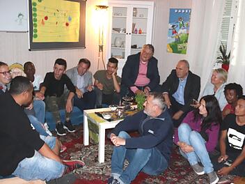 Die Gäste des Sommerfestes saßen auf Matratzen bei arabischem Kaffee beisammen.  Foto: Johanna Blum