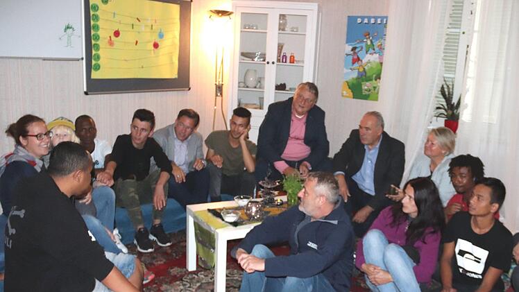 Die Gäste des Sommerfestes saßen auf Matratzen bei arabischem Kaffee beisammen.  Foto: Johanna Blum