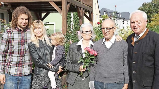 Eisern zusammengehalten haben Alice und Richard Moser, die nach 65 Ehejahren ihre eiserne Hochzeit feierten. Das Bild zeigt von rechts B&uuml;rgermeister Helmut Fischer, Richard Moser, Alice Moser, Enkelin Natalie mit ihrem Ehemann und Urenkelin Lia. Foto: Klaus Gagel