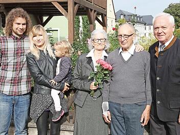 Eisern zusammengehalten haben Alice und Richard Moser, die nach 65 Ehejahren ihre eiserne Hochzeit feierten. Das Bild zeigt von rechts Bürgermeister Helmut Fischer, Richard Moser, Alice Moser, Enkelin Natalie mit ihrem Ehemann und Urenkelin Lia. Foto: Klaus Gagel