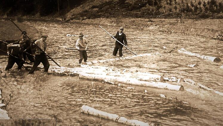 Vereinzelt lagen nach der Trift Blöcher in der Kronach. Sie mussten von den Treibern in tieferes Wasser gezogen werden.