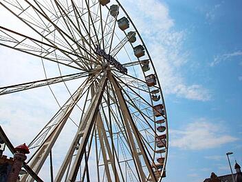 Große Fahrgeschäfte wie das Riesenrad brauchen Platz. Wenn die Angerhalle abgerissen wird, wäre sogar Platz für eine große Achterbahn, wie Hans-Herbert Hartan seinerzeit scherzhaft im Stadtrat feststellte. Foto: Svenja Sollmann