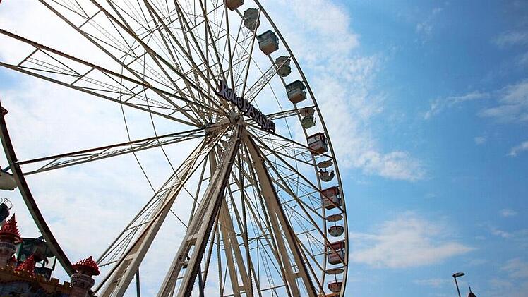 Große Fahrgeschäfte wie das Riesenrad brauchen Platz. Wenn die Angerhalle abgerissen wird, wäre sogar Platz für eine große Achterbahn, wie Hans-Herbert Hartan seinerzeit scherzhaft im Stadtrat feststellte. Foto: Svenja Sollmann