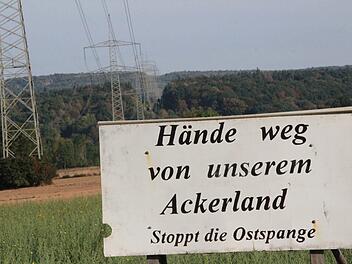 An der geplanten Talquerung zwischen dem Wiesenthauer Bahnhof und Reuth demonstrieren Landwirte unübersehbar, was sie von der Ostspange halten. Foto: Andreas Oswald