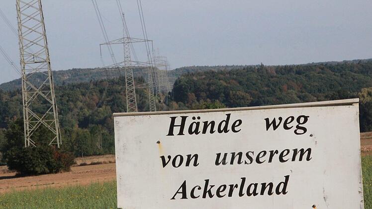 An der geplanten Talquerung zwischen dem Wiesenthauer Bahnhof und Reuth demonstrieren Landwirte unübersehbar, was sie von der Ostspange halten. Foto: Andreas Oswald