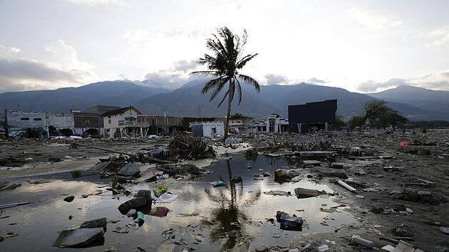 Das Ausma&szlig; der Zerst&ouml;rung nach  der Katastrophe in Indonesien nimmt immer dramatischere Dimensionen an. Foto: Aaron Favila/dpa