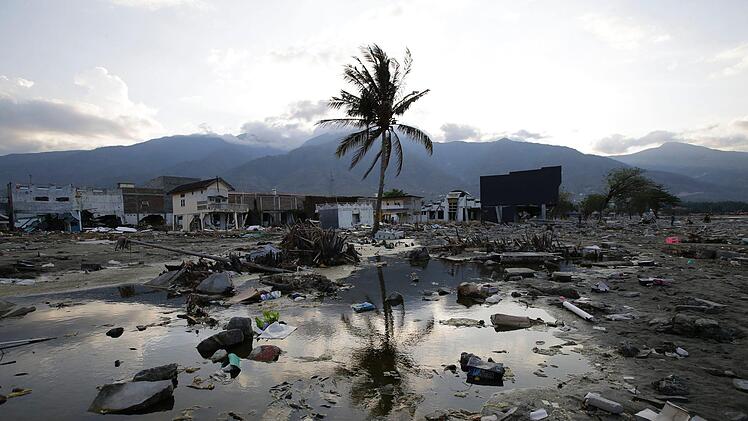 Das Ausma&szlig; der Zerst&ouml;rung nach  der Katastrophe in Indonesien nimmt immer dramatischere Dimensionen an. Foto: Aaron Favila/dpa