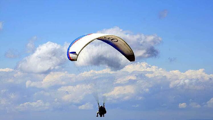 Am Dienstag ist ein Mann beim Gleitschirmfliegen ums Leben gekommen: Das Ungl&uuml;ck ereignete sich in Mittelfranken. Symbolfoto: Irmtraud Fenn-Nebel