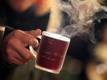 Auf Weihnachtsmärkten wird gerne mit Glühwein angestoßen. Der Preis für das Heißgetränk variiert allerdings stark. In Franken gibt es den deutschlandweit teuersten Glühwein - behauptet eine Studie. Symbolfoto: Karl-Josef Hildenbrand/dpa