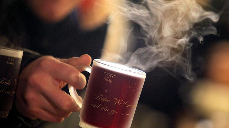 Auf Weihnachtsmärkten wird gerne mit Glühwein angestoßen. Der Preis für das Heißgetränk variiert allerdings stark. In Franken gibt es den deutschlandweit teuersten Glühwein - behauptet eine Studie. Symbolfoto: Karl-Josef Hildenbrand/dpa