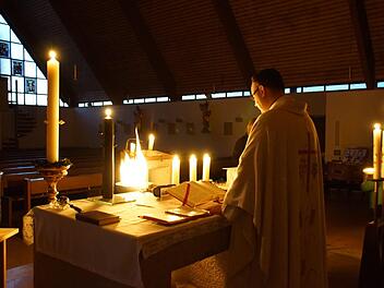Vor leeren Kirchenbänken zelebrierte Pfarrvikar Andreas Hartung die Heiligen drei Tage in der Kirche St. Jakobus in Trossenfurt.  Fotos: Sabine Weinbeer