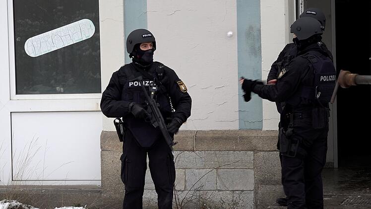 Hof: Spektakuläre Polizeiübung in der Fabrikzeile  "Lebensbedrohliche Lagen"