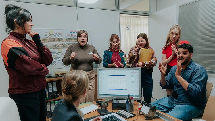 Ronja Keller ist ab sofort f&uuml;r eine chaotische Abteilung in einem Berliner B&uuml;rgeramt verantwortlich. Von links: Dilara (Roxana Samdi), Ronja (Friederike Kempter), Gisela (Petra Hartung), Doris (Kathrin Angerer), Conny (Lisa Hrdina), Melissa (Anna Herrmann), und Orkan (Yasin El Harrouk).