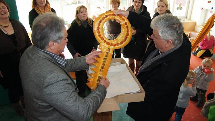 Lothar Saulich (l.) und Christoph Volkmar übergaben einen symbolischen Schlüssel, der gleich verspeist wurde.