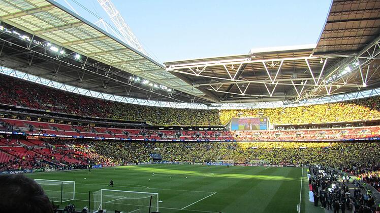 Sonnendurchflutet war das weite Runde vor dem Anpfiff.