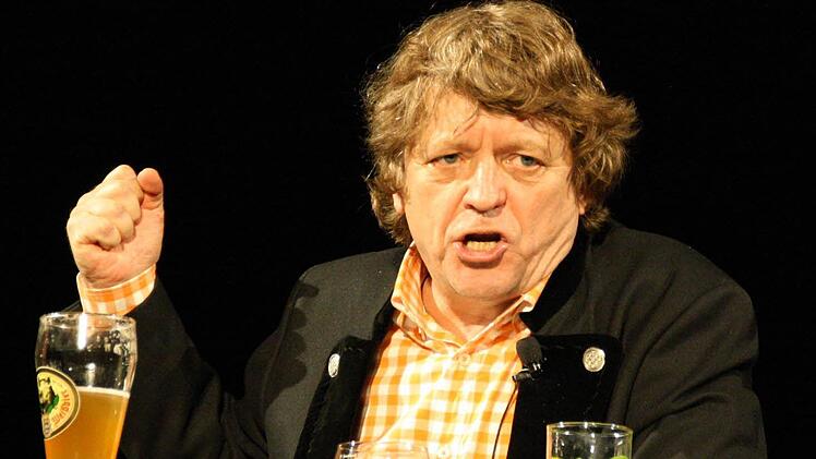 Erwin Pelzig im Zwiegespräch mit seinen imaginären Stammtischbrüdern Hartmut und Dr. Göbel. Foto: Ralf Ruppert