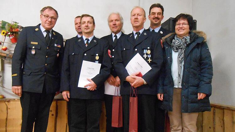 Staatliche Ehrung Wirmsthal: KBR Benno Metz, Kommandant Edgar Röder, Jürgen Gock, Hans-Peter Seufert, Stefan Alt, Patricia Schießer. Foto: Doris Bauer