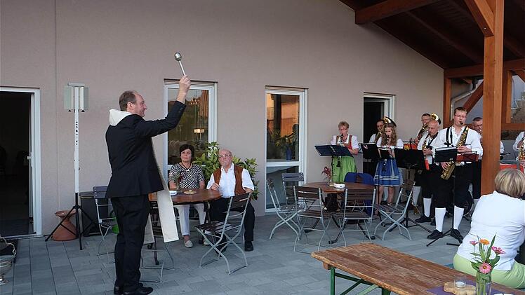 In der Bürgerversammlung lobte Bürgermeister Jürgen Karle nochmals die neue Terrasse des umgebauten Windheimer Feuerwehrhauses. Unser Bild zeigt die offizielle Einweihungsfeier im August.  Foto: Gerd Schaar/ Archiv