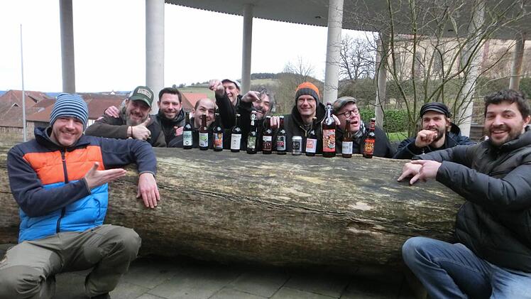 Kreativköpfe unter sich: Alternative Bierbrauer aus ganz Deutschland trafen sich auf Einladung von Pax-Bräu-Braumeister Andreas Seufert (rechts) für ein Wochenende in der Umweltbildungsstätte Oberelsbach zum intensiven Erfahrungsaustausch. Foto: Marc Huter