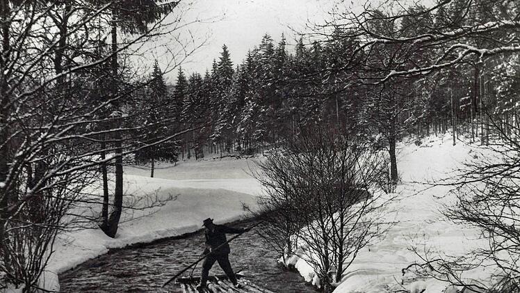 Ein Flößer auf einer Grundkuppel, bei der die Stämme zur besseren Manövrierfähigkeit nur an einer Seite fest zusammengebunden waren.  Foto: Archiv Fleischmann