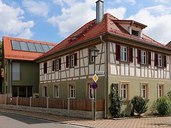 Das Anwesen Alte Dorfstraße 1. Links im Hintergrund das Gästehaus, das die alte Scheune ersetzt  Foto: Matthias Hoch