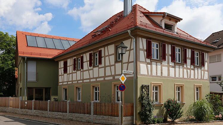 Das Anwesen Alte Dorfstraße 1. Links im Hintergrund das Gästehaus, das die alte Scheune ersetzt  Foto: Matthias Hoch