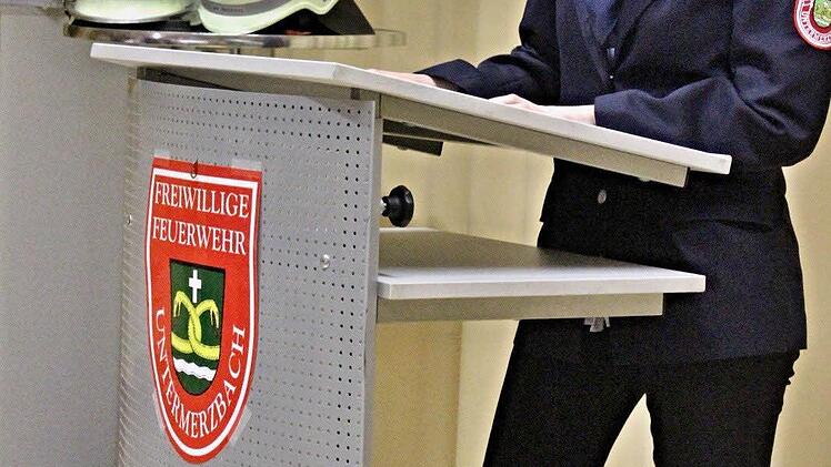 Nadine Schramm hatte zwei Auftritte: Einmal als Jugendwartin und einmal als Kassiererin des Feuerwehrvereins. Foto: Helmut Will