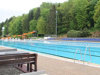 Das Kulmbacher Freibad ist bereit für die Sommersaison. Stadtwerke-Chef Stephan Pröschold, Oberbürgermeister Henry Schramm und der Verwaltungsrat für das Freibad, Lothar Seyfferth, (unteres Bild) hoffen auf eine sonnenreiche Saison. Hinter den Kulissen werden verschiedene Möglichkeiten geprüft, im Freibad wieder einen Sprungturm zu errichten. Fotos: Sonny Adam
