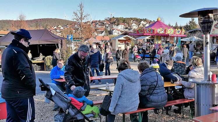 Eindrücke vom Weihnachtsmarkt der Lebenshilfe-Werkstatt in Nüdlingen. Foto: Sigismund von Dobschütz