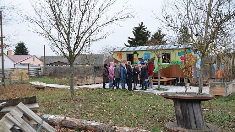 Im Garten vor dem Bauwagen wurde die Besuchergruppe aus Russland von den Schülern empfangen und über die Arbeit im Erdkinderplan informiert. Foto: Bernhard Panzer