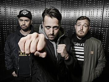 Die "Antilopen Gang" besteht aus den Rappern Koljah (l.), Panik Panzer (r.) und Danger Dan. Gemanagt wird die Band von JKP - dem unabhängigen Label der Düsseldorfer Band Die Toten Hosen. Foto: pr