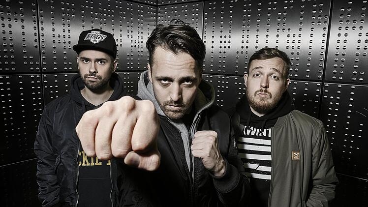 Die "Antilopen Gang" besteht aus den Rappern Koljah (l.), Panik Panzer (r.) und Danger Dan. Gemanagt wird die Band von JKP - dem unabhängigen Label der Düsseldorfer Band Die Toten Hosen. Foto: pr