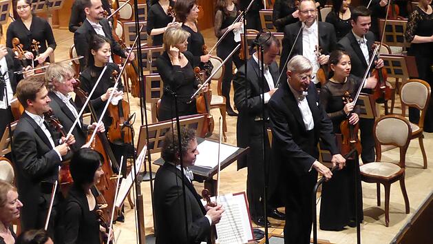Herbert Blomstedt wurde vom Publikum und vom Orchester st&uuml;rmisch gefeiert. Foto: Gerhild Ahnert