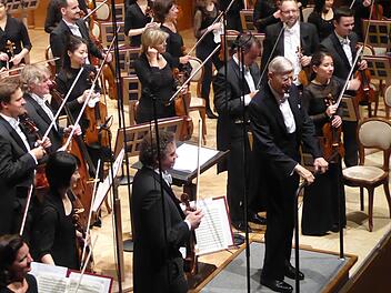 Herbert Blomstedt wurde vom Publikum und vom Orchester stürmisch gefeiert. Foto: Gerhild Ahnert
