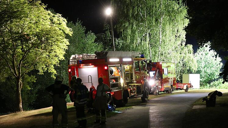 Badeunfall in Hof (Oberfranken)? Ein Gro&szlig;aufgebot suchte in der Nacht auf Donnerstag den Untreusee ab. Dann stellte sich heraus: Ein 56-j&auml;hriger Mann hatte gelogen. Foto: NEWS5 / Fricke