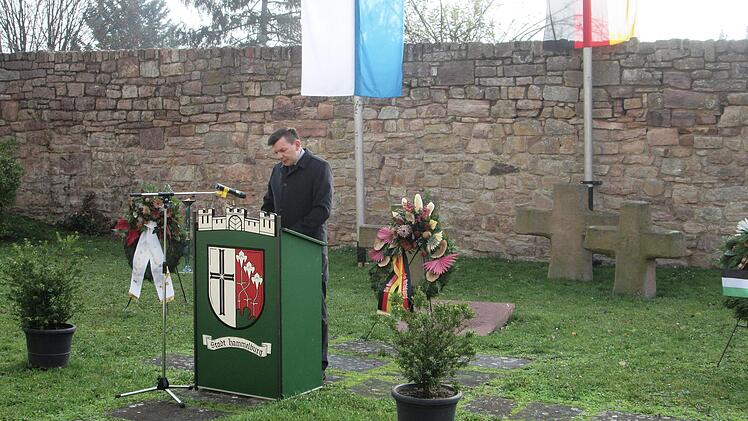 Bürgermeister Armin Warmuth rief dazu auf aus der Trauer Hoffnung und Mut zu schöpfen mit den Worten: "Leisten wir in Hammelburg unseren Beitrag untereinander und miteinander und geben wir unsere Einsicht an folgende Generationen weiter.    " Foto: Winfried Ehling