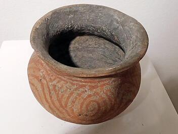 Ein besonderer Blickfang ist diese 2000 Jahre alte Vase aus Thailand. Fotos: Horst Wunner