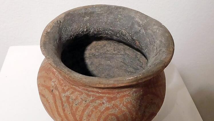 Ein besonderer Blickfang ist diese 2000 Jahre alte Vase aus Thailand. Fotos: Horst Wunner