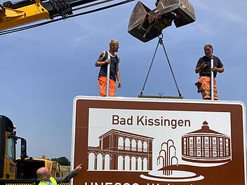 Bad Kissingen: Stadt lässt Autobahnschilder aufstellen - was es damit auf sich hat Bad Kissingen: Stadt lässt Autobahnschilder aufstellen - was es damit auf sich hat
